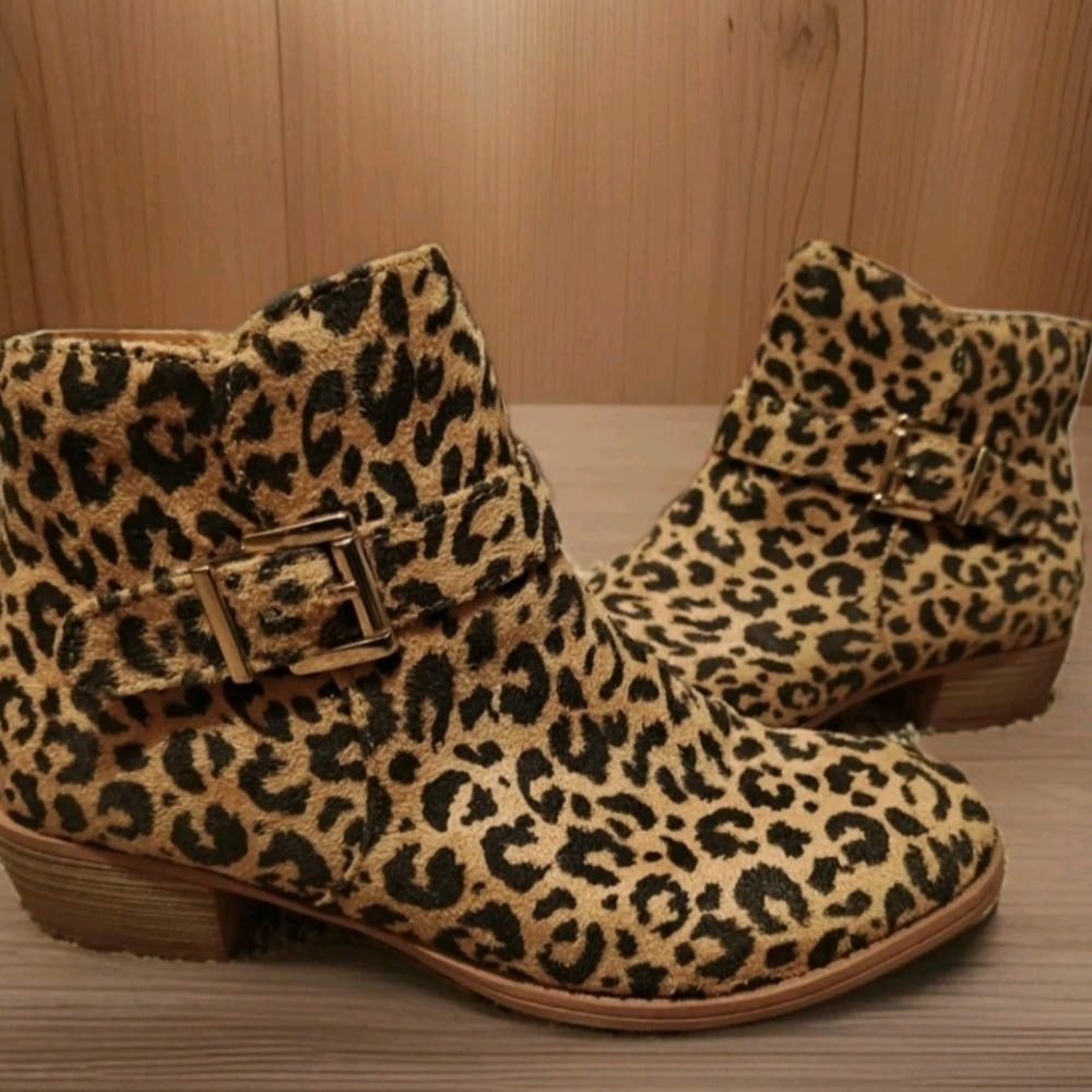 Girls Leopard Boots With Gold Buckle Accent Sz 2/3